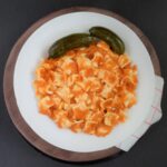 Krumplis tészta uborkával, tányérban