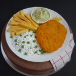 Rántott hús vegyeskörettel, uborkasalátával